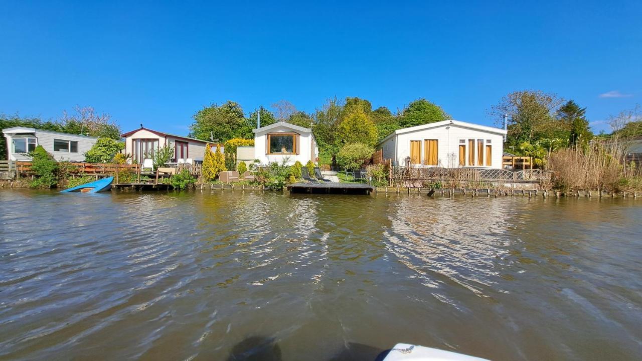 Het Witte Chalet Aan Het Water Van Monumentaal Fort Ooltgensplaat Ngoại thất bức ảnh